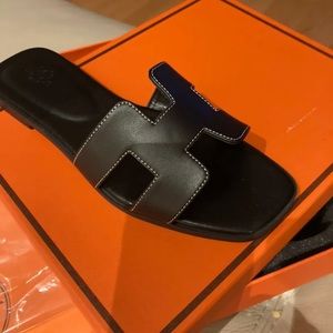 Beautiful H sandals in black